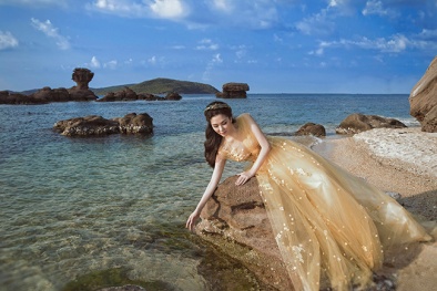 Hoa hậu Nguyễn Thị Huyền hóa nữ thần bên bờ biển 