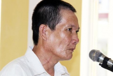 Bị từ chối sống chung, chồng thủ dao đâm chết vợ trước mặt thẩm phán