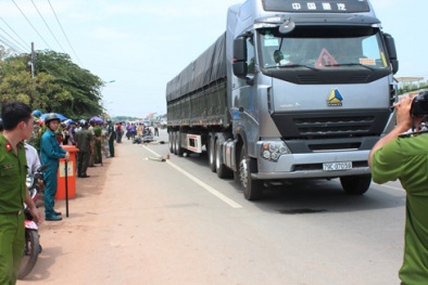 Đèo nhau đi làm, hai thợ hồ cùng chết dưới bánh xe 'hung thần' container