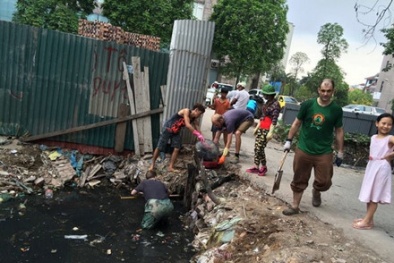 Dọn mương thối Hà Nội, bị ‘xem nhẹ’ và yêu cầu xin phép, ông Tây nói gì?