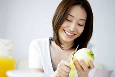 Nguy hiểm chết người khi không rửa hoa quả trước khi gọt