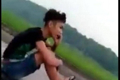 Sốc: Thanh niên lái xe máy bằng chân, tay cầm điện thoại gọi khoe mẹ