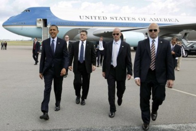 Bí ẩn những người mặc áo đen luôn bám sát Tổng thống Obama trong các chuyến công du