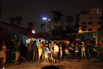 Cháy lớn tại công trình xây dựng, nhóm công nhân chạy tán loạn