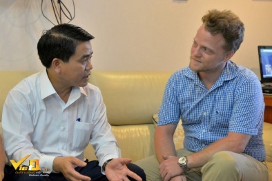 Chủ tịch phường Yên Hòa ‘sửa lỗi’ với nhóm thanh niên ngoại quốc dọn rác 