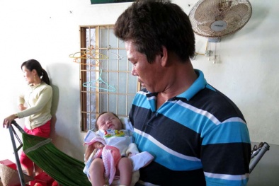 Thực hư vụ bé 2 tuần tuổi bị vứt bỏ ven đường Độc Lập vì bố chê ‘vịt giời’