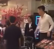 Phẫn nộ clip quản lý nhà hàng hút thuốc, đánh đập khách nữ mang bầu