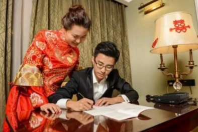 Cặp đôi Trung Quốc chép điều lệ Đảng trong đêm tân hôn