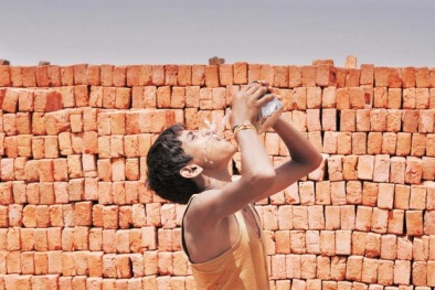 Chứng kiến cảnh này ở Ấn Độ, ai còn dám kêu mùa hè Việt Nam nắng nóng