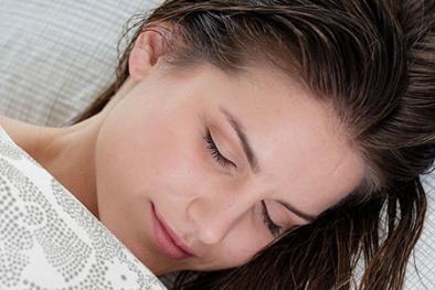 Hậu quả khôn lường khi để tóc ướt đi ngủ
