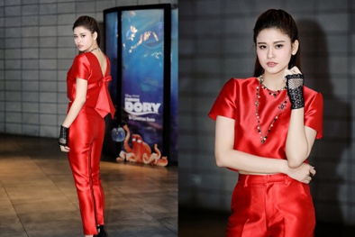 Trương Quỳnh Anh 'chơi trội' khi diện cả cây đỏ rực đi giao lưu fan 