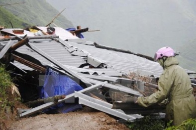 Yên Bái: Dân 'oằn mình' chống chọi trận lốc xoáy kinh hoàng 