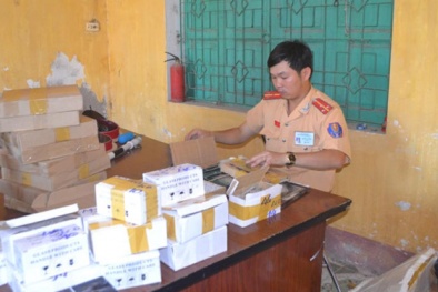 Nghệ An: Tài xế như ‘gà mắc tóc’ khi bị bắt quả tang chở lậu cả kho linh kiện