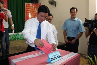 Bí thư Thành ủy TP.HCM Đinh La Thăng đi bầu cử với người dân