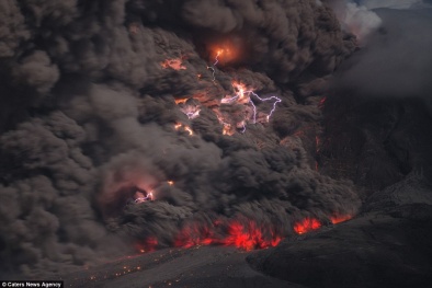 Núi lửa Indonesia  nổi cơn ‘cuồng nộ’: 6 người bị dung nham thiêu sống