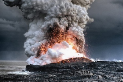 Lặng người nhìn núi lửa ‘nổi giận’ sau hơn 130 năm, cột tro bụi bốc cao 3km