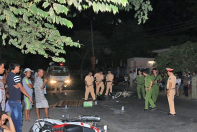 Rụng rời tay chân nhìn 4 xe máy lăn lóc cạnh xác người sau tai nạn trong đêm