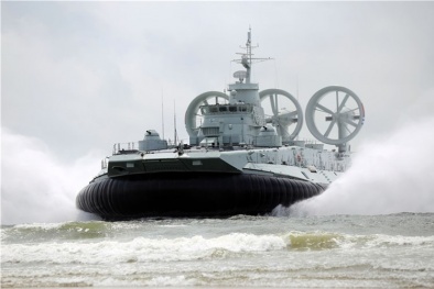 Chuyên gia ‘mổ xẻ’ sức mạnh siêu tàu đổ bộ Zubr Trung Quốc đưa đến Biển Đông