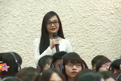 Clip nữ sinh tặng hoa Tổng thống Obama 'hỏi khó' Thứ trưởng ngoại giao Mỹ