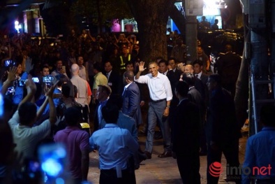 Ông Obama mặc sơ mi trắng giản dị đi ăn bún chả ở Hà Nội