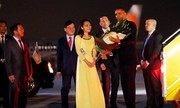 Ông Obama nhận hoa từ nữ sinh Việt Nam