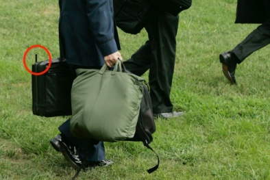 Tiết lộ người xách vali hạt nhân ‘quyền lực’ của Tổng thống Obama khi đến Việt Nam