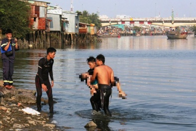 Buổi trưa định mệnh của bé gái tận mắt chứng kiến 3 người bạn chết đuối