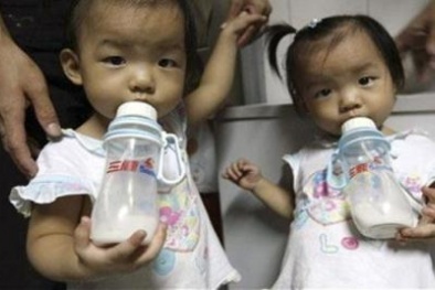 Nghi vấn sữa kém chất lượng gây bệnh lạ cho trẻ em các trường học ở Trung Quốc 