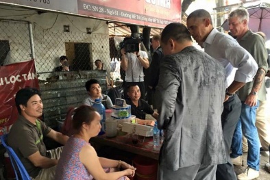 Ông Obama ghé quán trà đá trên đường ra sân bay