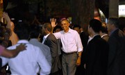 Ông Obama tháo nhẫn khi bắt tay người dân