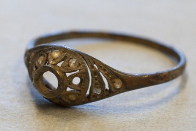 Phát hiện nhẫn và dây chuyền vàng giấu dưới đáy cốc giả có tuổi thọ hơn 70 năm