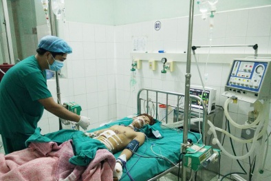 Thủng bụng, mất ngón tay do nổ đèn pin treo đầu của Trung Quốc