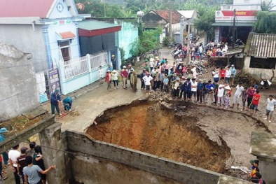 ‘Hố tử thần’ khổng lồ sâu 10m 'nuốt chửng' cả ruộng mía ở Thanh Hóa