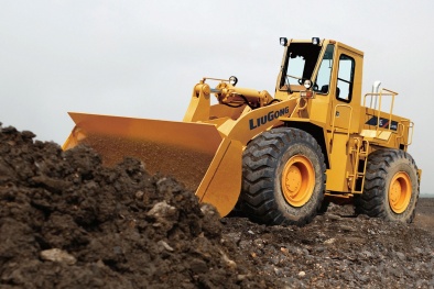 Máy xúc đang đi bỗng 'cuộn tròn' xuống hố làm 7 người thương vong