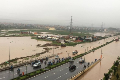 Mưa lớn, ngập lụt, Hà Nội thành sông, người thành phố vác sọt ra úp cá