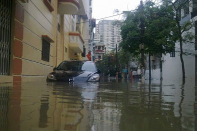 Người dân Hà Nội than trời vì mưa lớn, ngập lụt kinh hoàng ngày 24/5