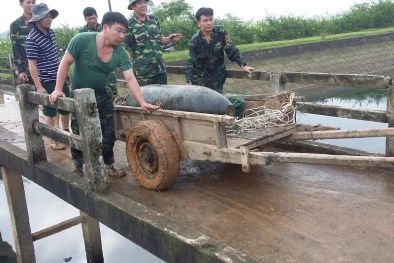 Hà Tĩnh: Nạo vét ao nuôi cá, kinh hãi thấy bom nặng 340kg nằm 'chình ình'