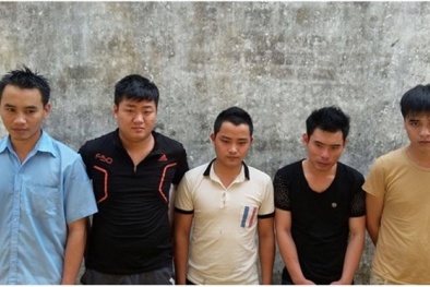 Đang hăng máu ‘sát phạt’ trong khách sạn, 6 gã trai nháo nhác vì bóng áo xanh