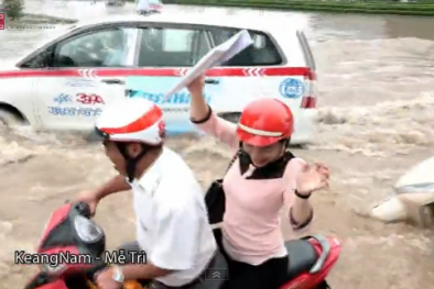 Clip: Xe máy bị sóng đánh ngã dúi dụi trong biển nước ở Thủ đô