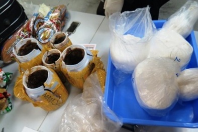 Cụ bà 76 tuổi người Úc vận chuyển 9 bánh ma túy qua cửa khẩu sân bay