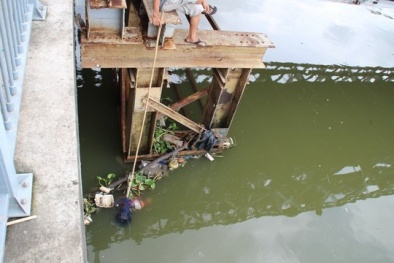 Phát hiện thi thể nữ mặc đồ tím, đeo trang sức trôi lập lờ trên kênh Nhiêu Lộc