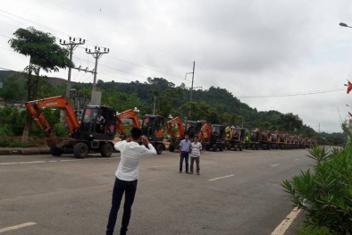 Kinh ngạc nhìn dàn 20 máy xúc đón dâu cực hoành tráng ở Sơn La