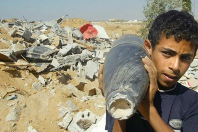 Ám ảnh đồ chơi tuổi thơ của những đứa trẻ bên vũ khí chiến tranh