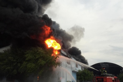 Công ty đệm ở Sài Gòn chìm trong biển lửa kinh hoàng, cột khói cao hàng km