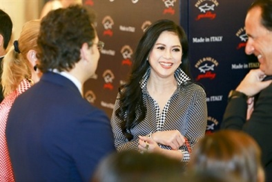 Cuộc sống đời thường của nữ đại gia chi nửa tỷ mua váy tặng hoa hậu