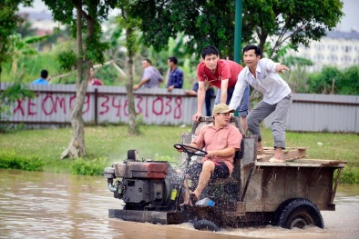 Sau 3 ngày mưa lớn kéo dài, khu chung cư ở Hà Nội vẫn bị 'cô lập'