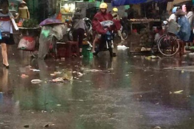 Nước mắt hòa nước mưa nhìn thi thể hài nhi 1 tháng tuổi tím tái giữa đường