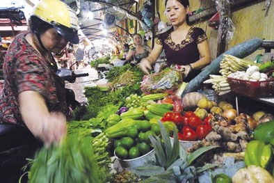 Sau trận mưa lớn, thị trường rau quả tại Hà Nội 'loạn giá chóng mặt'