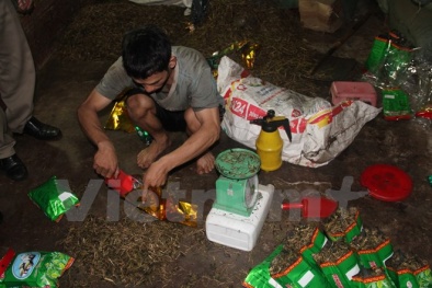 Tẩm hóa chất tạo hương cho trà: Coi chừng hại não!