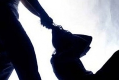 Truy tố kẻ lấy búa đập đầu vợ vì dám hỏi tiền lương mỗi tháng